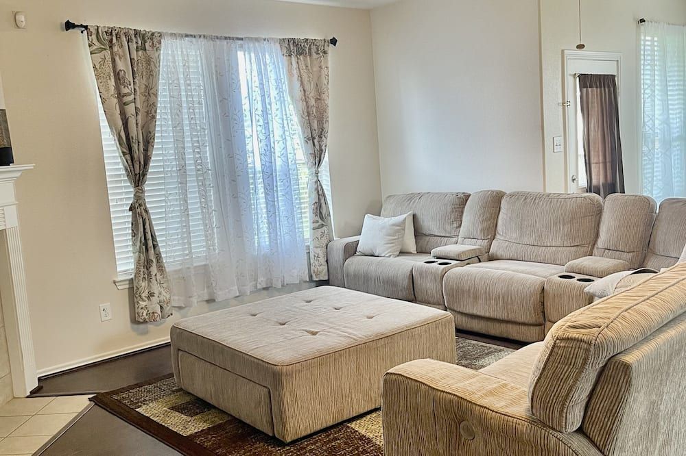 Stunning and delightful home in Houston!Close to Hobbyairport,Downtown&Galveston - هيوستن - غرفة معيشة