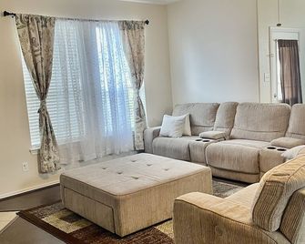 Stunning and delightful home in Houston!Close to Hobbyairport,Downtown&Galveston - هيوستن - غرفة معيشة