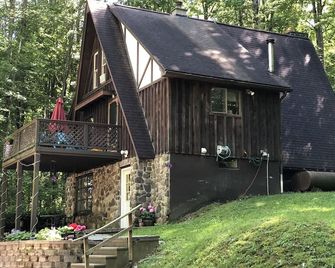Cozy/Chic Cabin (Isolated Retreat!) Binghamton Ny - Binghamton - Building