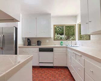 Brentwood Home + Big Yard in Gated Community - 洛杉磯 - 廚房