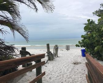 Beach Condo In Gated Complex, Heated Cou - Redington Beach - Beach