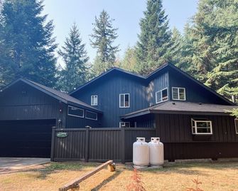 Crystal Rainier Retreat - Greenwater - Building