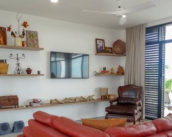 Modern Eco-Friendly Villa, 2-Minute Walk to Beach, Cleaning/Cooking - La Fortuna - Living room