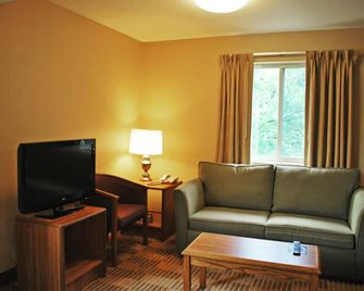 Welcome Suites Hazelwood Extended Stay Hotel - Hazelwood - Вітальня