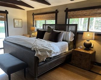 Sag Harbor stunning home with a heated pool, 10 minute drive to village. - 薩格港 - 臥室