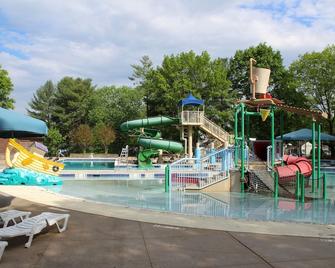 Quaint and Cozy, 2 Bed, I Bath, Full Kitchen Cottage with Off Street Parking - Charlottesville - Pool