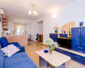 Apartment & Rooms Villa Katarina - One Bedroom Apartment With Terrace and Sea View - Banići - Living room
