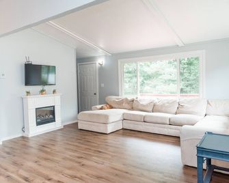 Northwoods Country Getaway! 40 acres to play and enjoy! No Cleaning Fee!! - Three Lakes - Living room