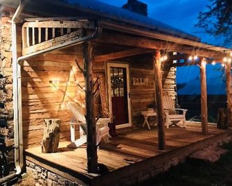 Peaceful Farm Escape. No Cleaning Fee. Pond. Horse outside your window. - Columbia - Innenhof