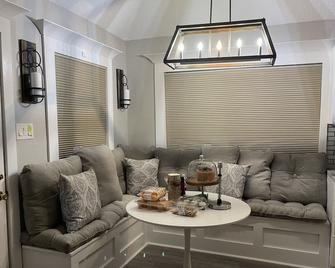 Cozy 3 bedroom residential home w Patio - Laplace - Living room