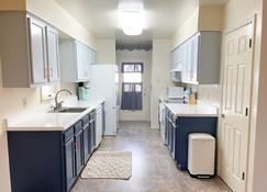 New! Stylish downtown home w/awesome outdoor area! - Stevensville - Kitchen