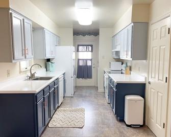 New! Stylish downtown home w/awesome outdoor area! - Stevensville - Kitchen