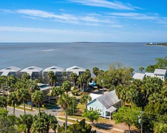 Pete's Retreat 3 bedroom 2 bath rental with direct beach access and kayak launch - Cedar Key - Outdoor view