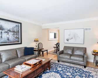 Academy & Wellington (Suite 2) Sleeps 8 (six beds) on Academy & Wellington - Winnipeg - Living room