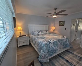 Treasure Island Malyn Condo 1bdr, 1 bath located on the bay - Treasure Island - Bedroom