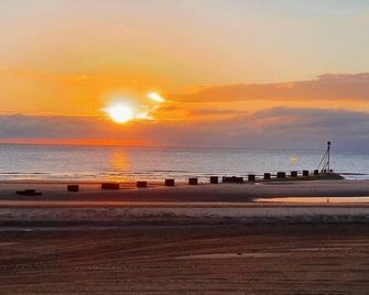 Breakwater Beach Cottage - Direct Beach Access - Mablethorpe - Beach