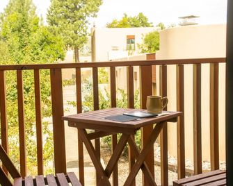 Awesome FUN Location! Close to Plaza, Close to Ski! Tennis, Summer Swim! - Taos - Balcony