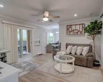 3 Mi to La Jolla Shores Relaxing Resort Retreat! - San Diego - Living room