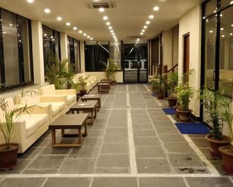 Rhino Land Jungle Lodge - Sauraha - Lobby