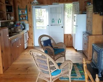 Hawkweed Cottage on the Water - Salt Air and Sunshine! - South Thomaston - Living room