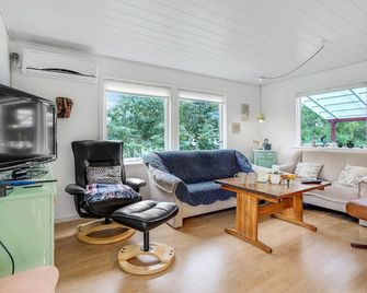 2 Bedroom Lovely Home In Sæby - Sæby - Living room