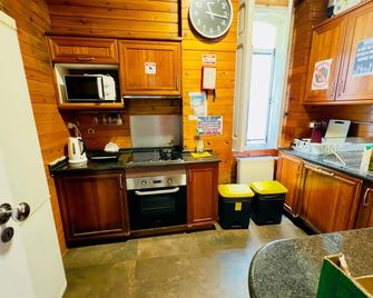 White House Lisbon Hostel - Lisbon - Kitchen