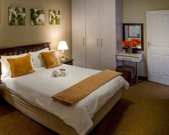 Double Bed and Sleeper Couch, Luxury Room, Business Travel, Near Port Elizabeth - Puerto Elizabeth - Habitación