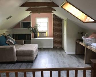Stylish & Cozy Fully Equipped Home - Hartford - Living room
