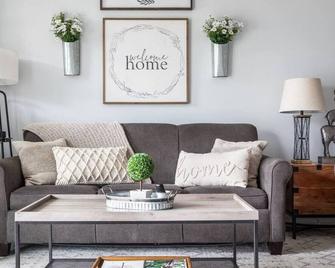 Hygge |3bd Townhome|downtown|wineries|beaches - Traverse City - Living room