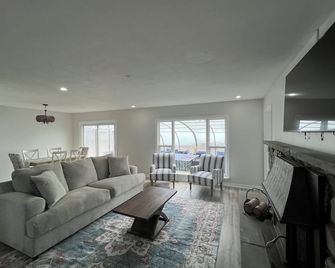 Water’s Edge Retreat\nEnjoy your own private waterfront home! - Blenheim - Living room