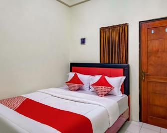 Super OYO 3878 Graha Hsc Syariah - Depok - Schlafzimmer