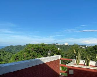 Comfy and homey suite with kitchen and gazebos - Tagaytay - Balcony