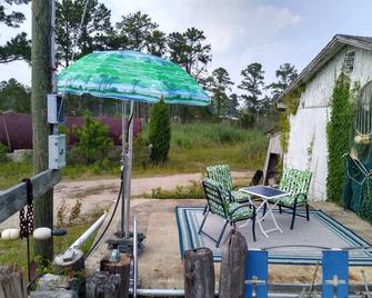 Airbnb Yacht Retreat - Belhaven - Patio
