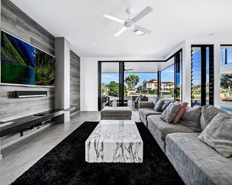 Luxico Bluewater Oasis (Heated Pool) - Surfers Paradise - Huiskamer