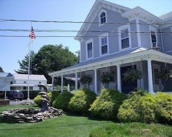 The Blue Inn at North Fork - East Marion - Building