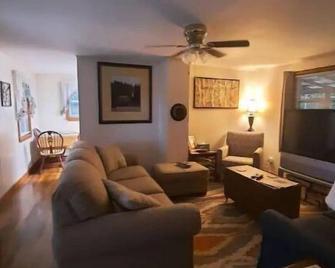 Cozy Country small two bedroom home. - Roseland - Oturma odası