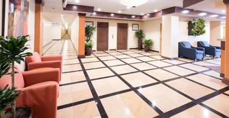 Comfort Inn and Suites Oakland - Oakland - Lobby