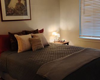 West End Whisper 3 Minute Walk Or Drive To Everything. Prime Location. - Winston-Salem - Bedroom