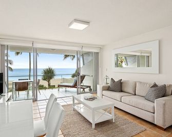 Fairshore 28 Beachfront Escape - Noosaville - Living room