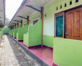 OYO Life 92829 Kos Insan Madani - Praya - Vista esterna