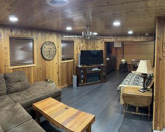 4 Seasons, Charming Lakefront Cottage on Ess Lake sleeps 10 - Hillman - Sala de estar