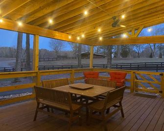 Escape to Our Serene Farm Cabin, Surrounded by Beautiful Rolling Pastures!br - Cumming - Balcony