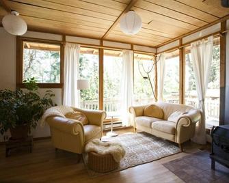 A Happy Nest up in the trees, unique Salt Spring Cottage close to town - Ganges - Soggiorno