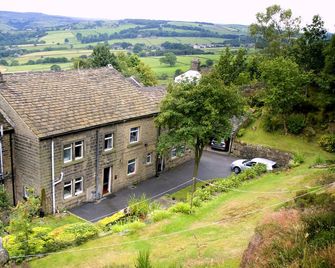 Traditional stone cottage in Barkisland. Superb views. Pet friendly. Four Stars. - Halifax - Building