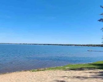 Houghton Lake cabin with garage game room lounge. No cleaning fees. - Prudenville - Beach