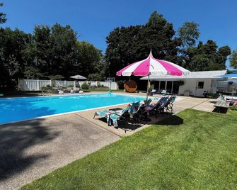 It’s time to start planning your summer vacation! Book your stay now! - Norton Shores - Piscina