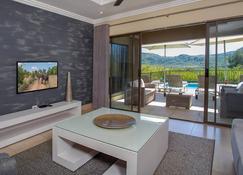 Shepherd's Tree Game Lodge - Pilanesberg - Living room