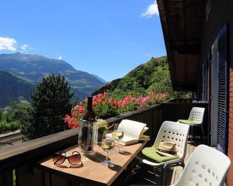Long & Short Stay Hotel Bahnhof Ausserberg - Ausserberg - Balcon