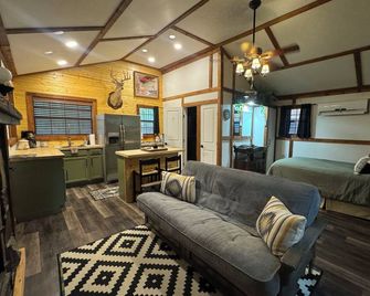 Tale of the trout cabin located 1 mile from the trout stream and Lake - Broken Bow - Huiskamer