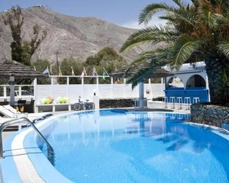 The Best - Perissa - Piscina
